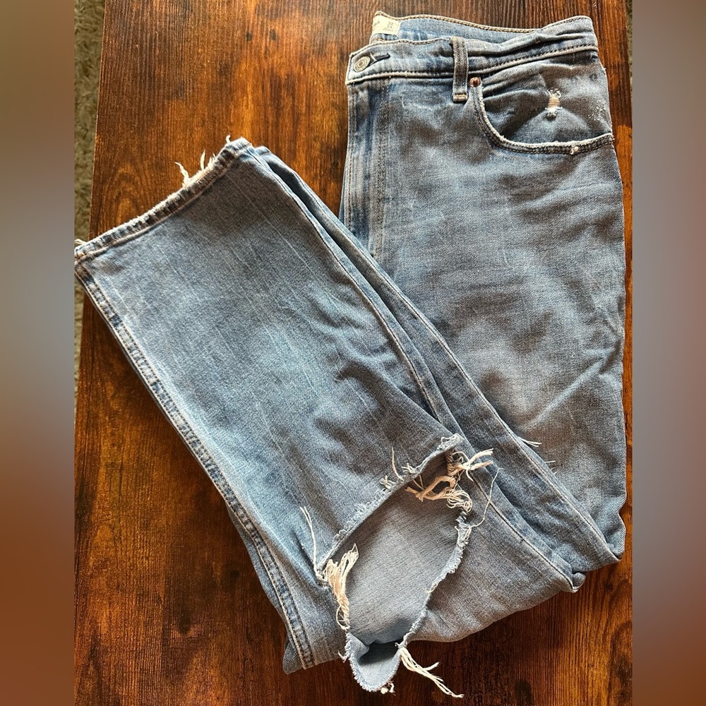 Abercrombie & Fitch Women’s Light Blue Ankle Straight Jeans distressed at knee